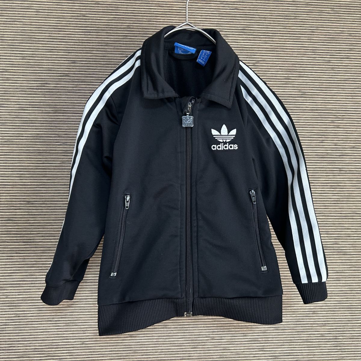 【アディダス】ジャージトラックジャケット　子供110黒　刺繍トレフォイルH1 古着　入手困難　激レア　人気　キッズ　ブラック_画像1