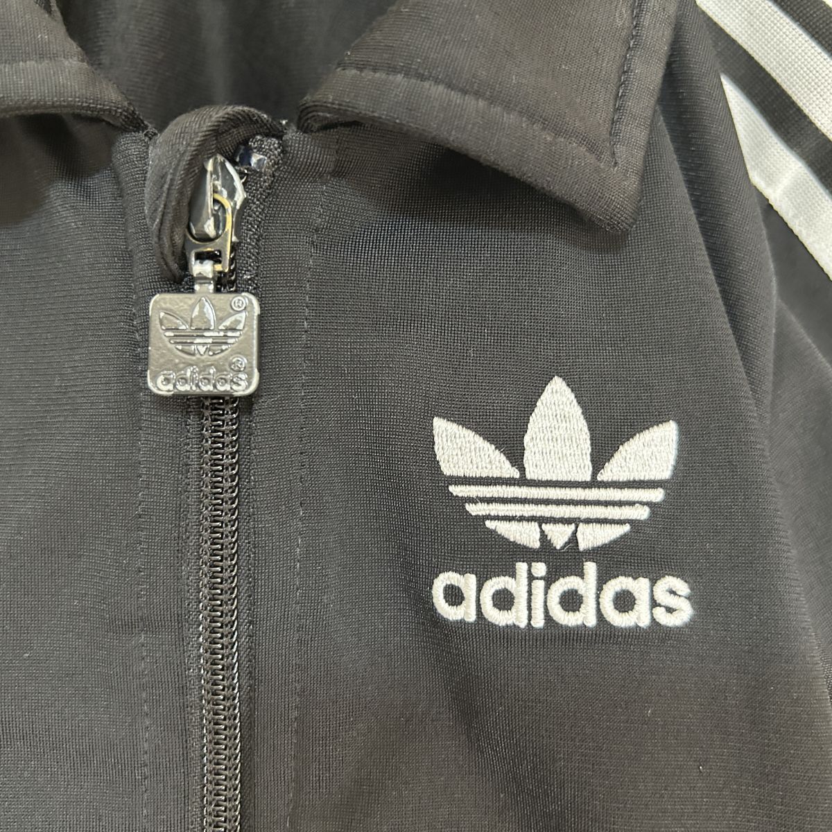 【アディダス】ジャージトラックジャケット　子供110黒　刺繍トレフォイルH1 古着　入手困難　激レア　人気　キッズ　ブラック_画像4