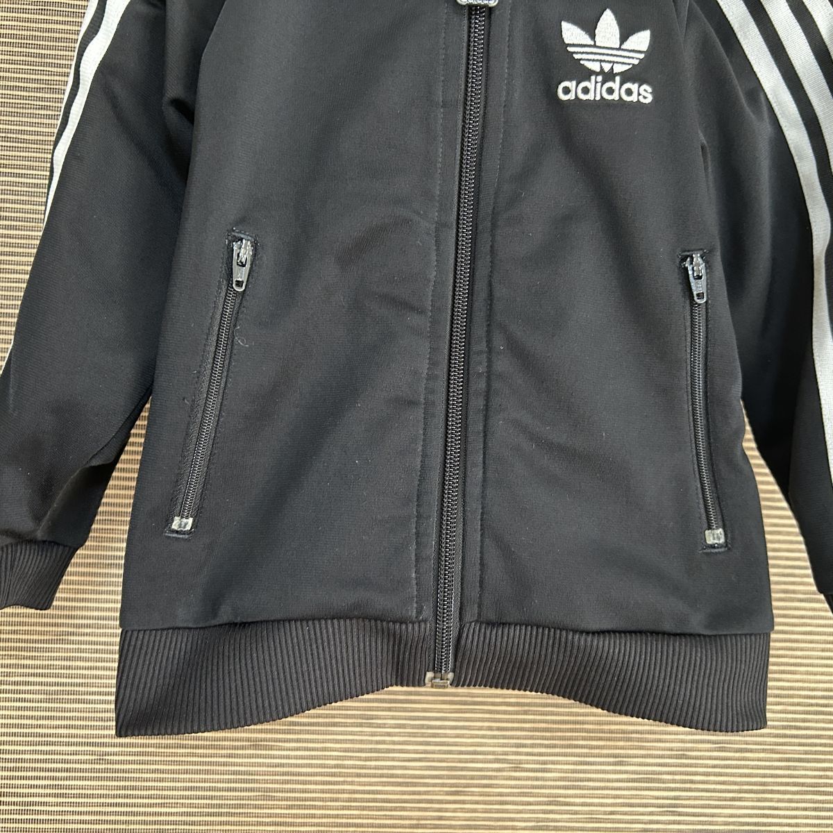 【アディダス】ジャージトラックジャケット　子供110黒　刺繍トレフォイルH1 古着　入手困難　激レア　人気　キッズ　ブラック_画像5