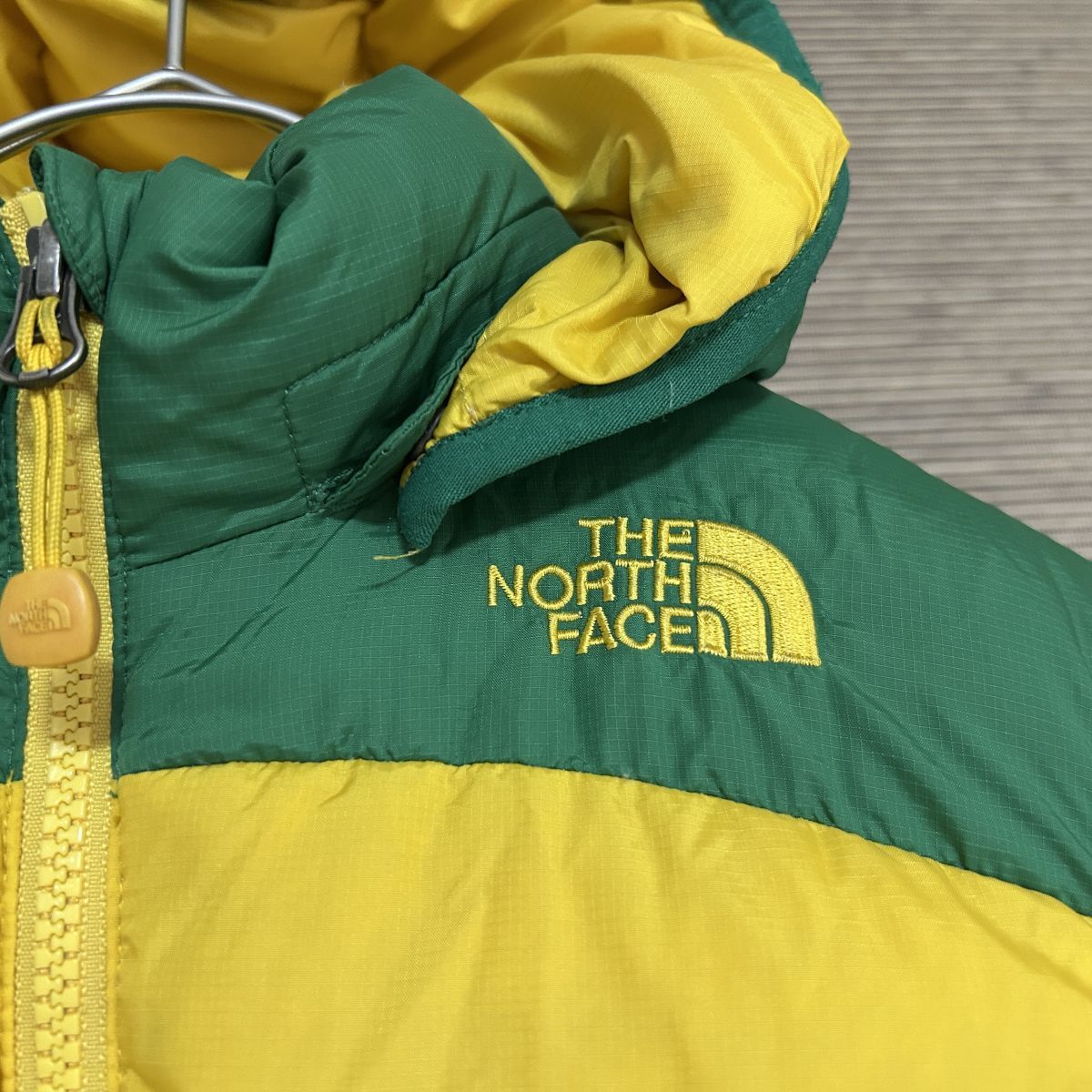 ノースフェイス ダウンジャケット 子供110 キッズ グリーンイエロー刺繍 H1 古着 入手困難 激レア 希少 人気 ワンポイントロゴ_画像2