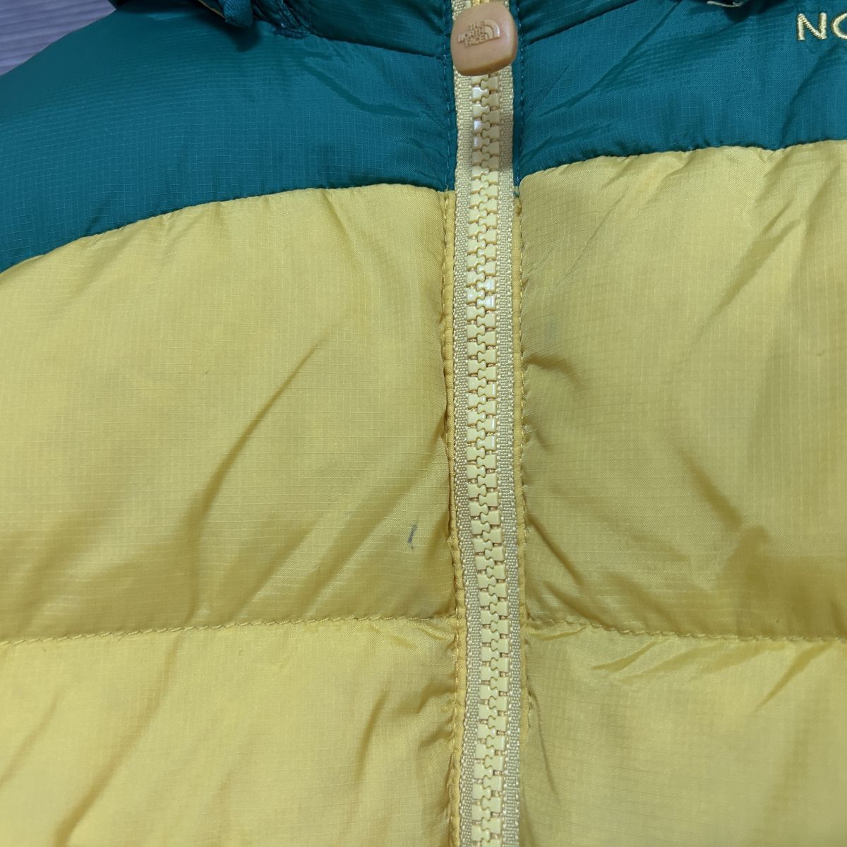 ノースフェイス ダウンジャケット 子供110 キッズ グリーンイエロー刺繍 H1 古着 入手困難 激レア 希少 人気 ワンポイントロゴ_画像3