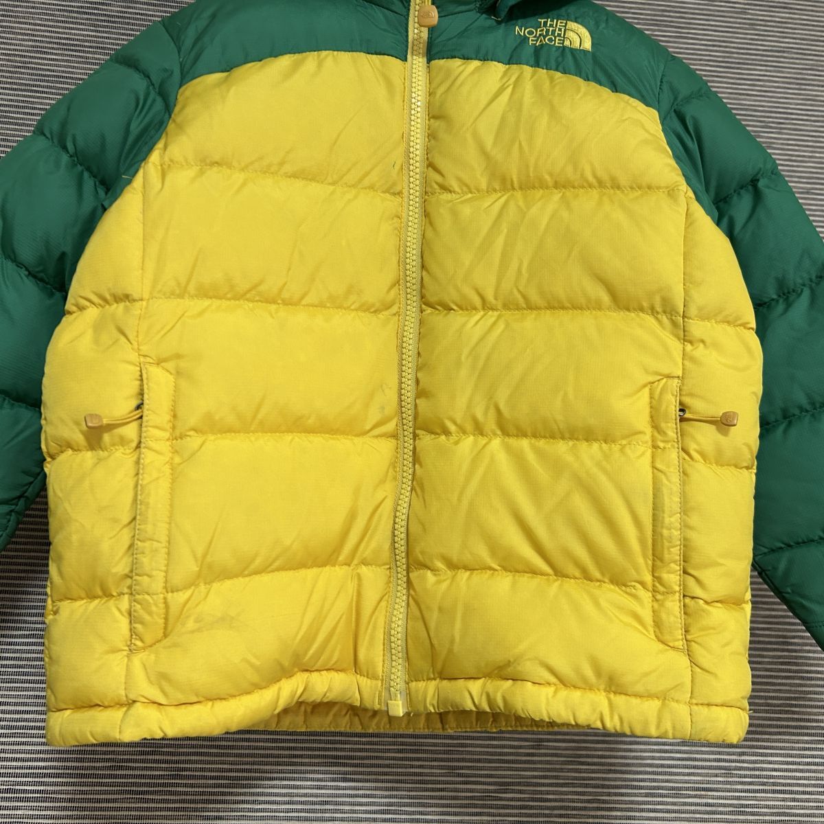 ノースフェイス ダウンジャケット 子供110 キッズ グリーンイエロー刺繍 H1 古着 入手困難 激レア 希少 人気 ワンポイントロゴ_画像4
