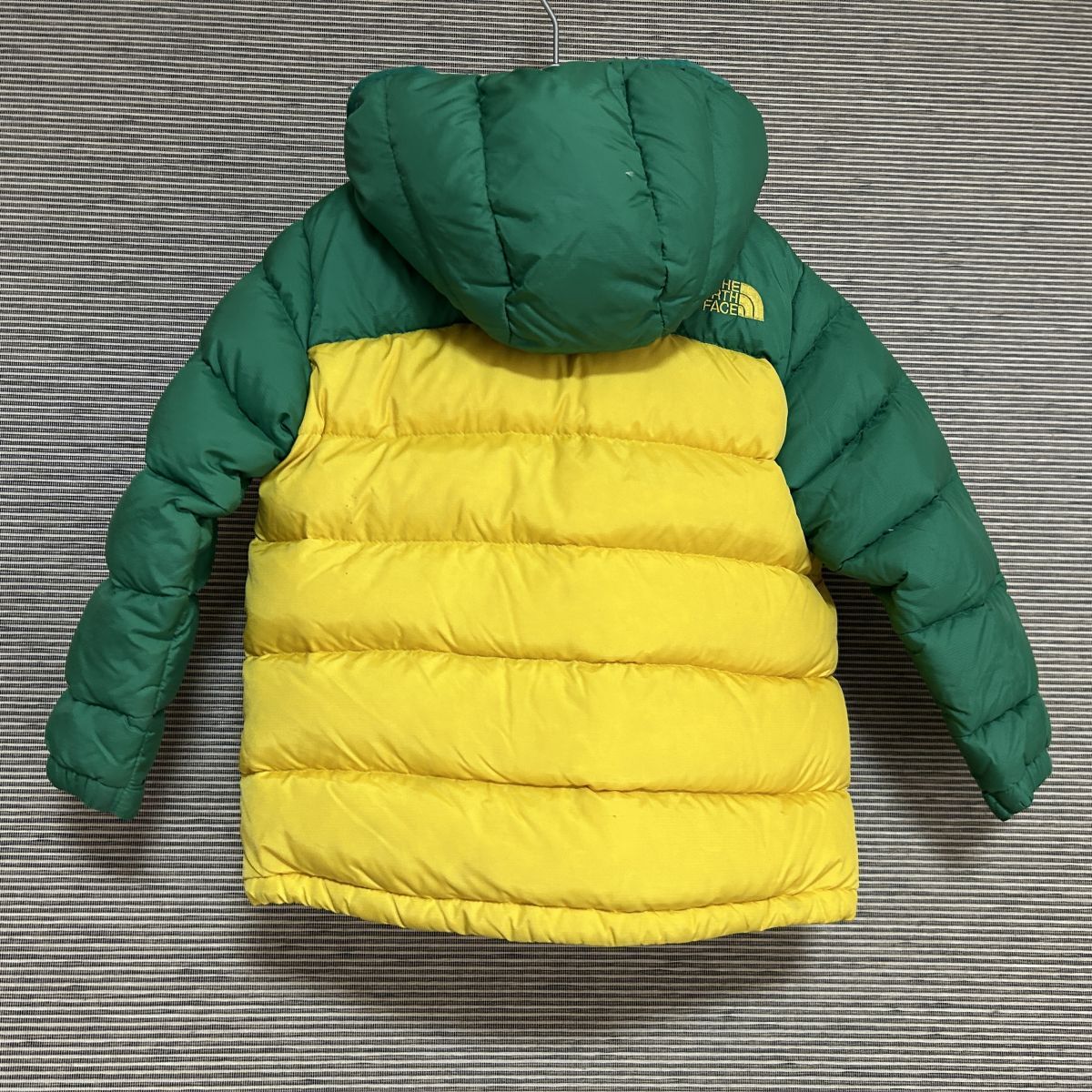 ノースフェイス ダウンジャケット 子供110 キッズ グリーンイエロー刺繍 H1 古着 入手困難 激レア 希少 人気 ワンポイントロゴ_画像6