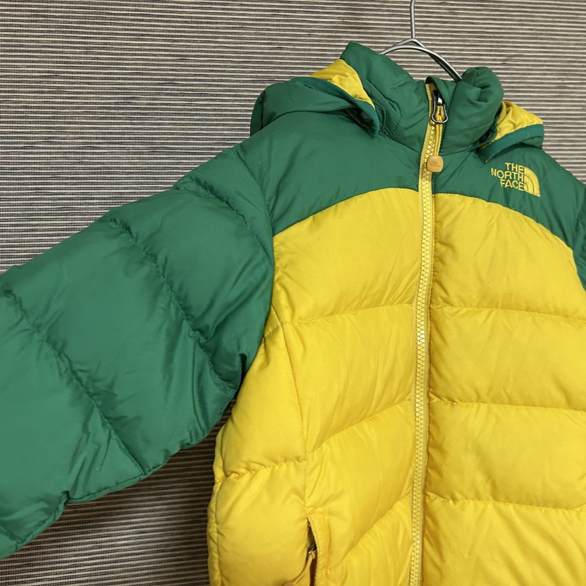 ノースフェイス ダウンジャケット 子供110 キッズ グリーンイエロー刺繍 H1 古着 入手困難 激レア 希少 人気 ワンポイントロゴ_画像7