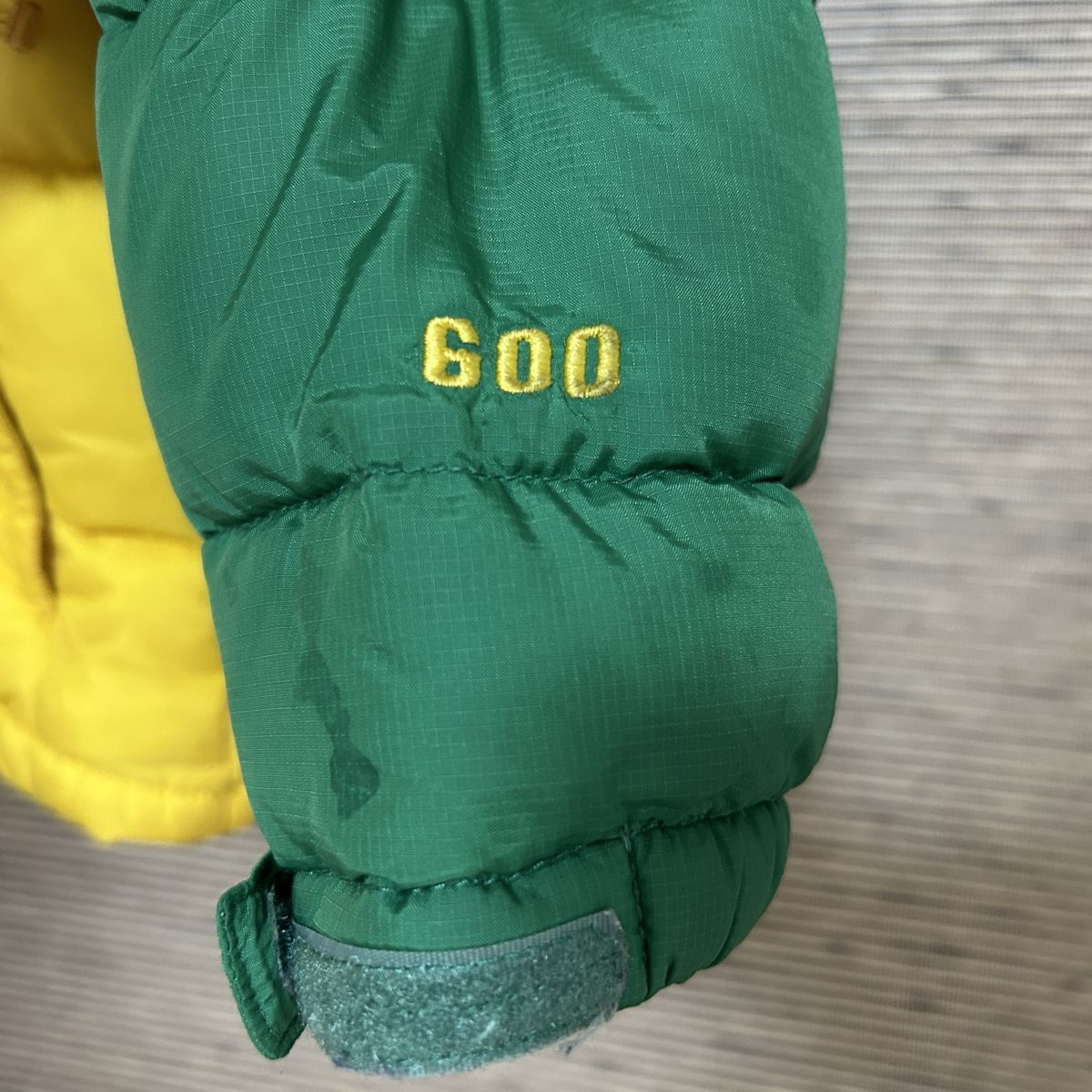 ノースフェイス ダウンジャケット 子供110 キッズ グリーンイエロー刺繍 H1 古着 入手困難 激レア 希少 人気 ワンポイントロゴ_画像8