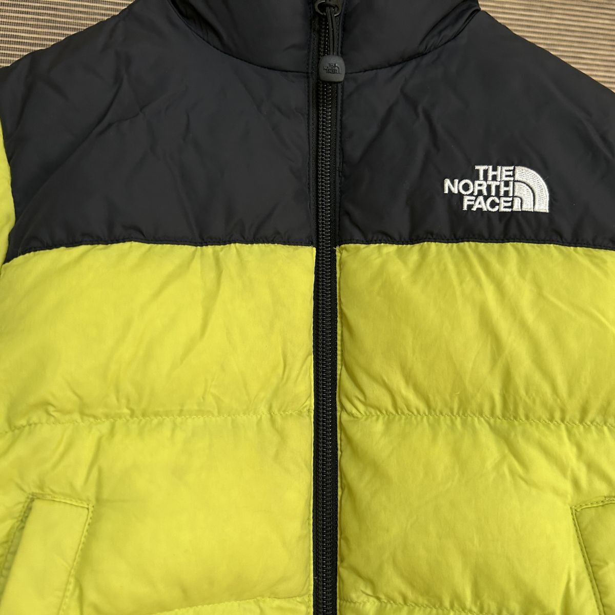 ノースフェイス 中綿ジャケット　黒黄緑　子供110キッズ　刺繍TBALL　G0 古着　入手困難　激レア　希少　人気グリーンイエローワンポイント_画像2