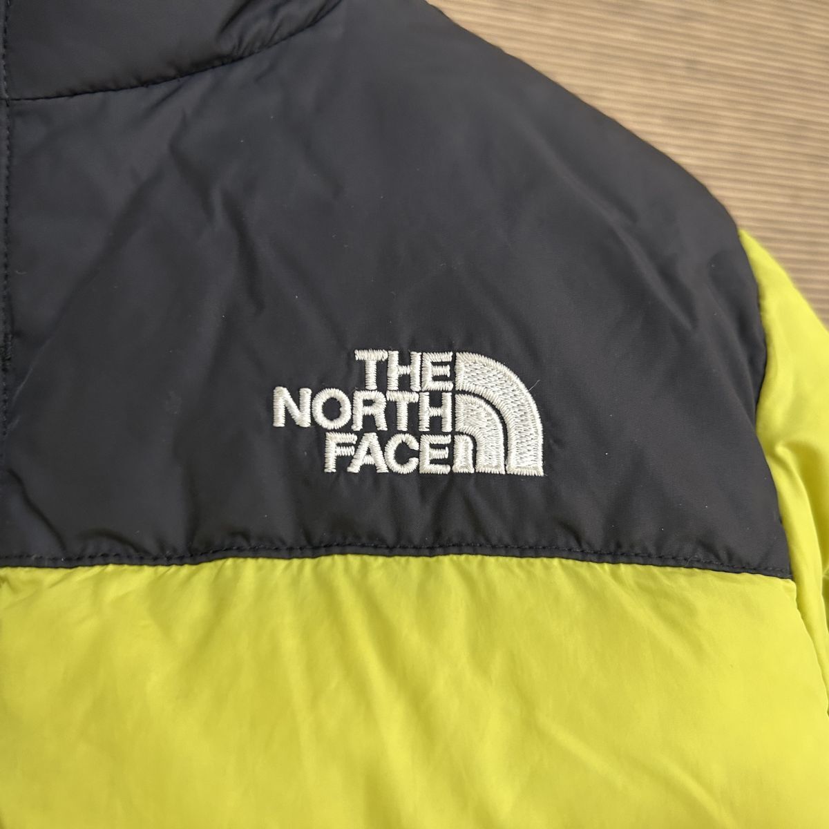 ノースフェイス 中綿ジャケット　黒黄緑　子供110キッズ　刺繍TBALL　G0 古着　入手困難　激レア　希少　人気グリーンイエローワンポイント_画像3