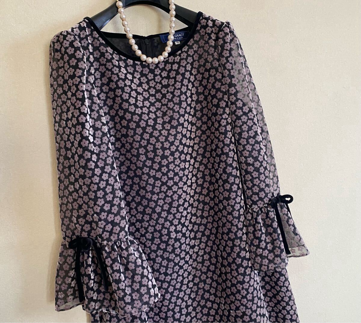 ◆エムズグレイシー◆美品綺麗♪2024年秋モデル♪お花フロッキーが素敵！お袖リボン 美シルエットフレアワンピース 40◆ブラック系_画像2