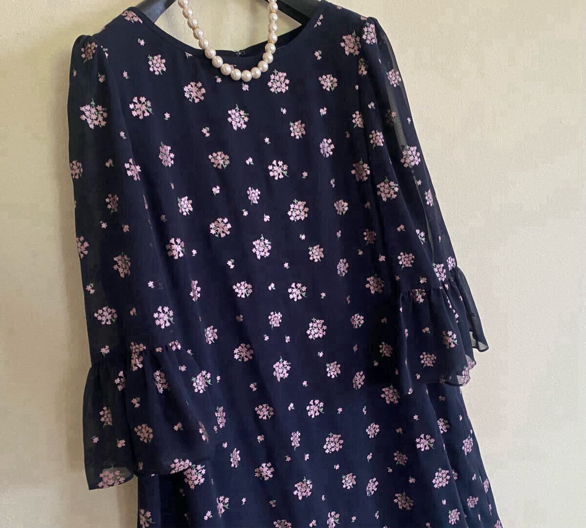 ◆エムズグレイシー◇美品綺麗♪秋物♪キラキラお花がゴージャス！フレアワンピース 40◆ネイビー×ピンク_画像2