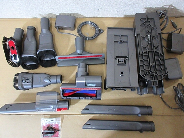 S6888 ジャンク まとめて dyson ダイソン コードレスクリーナー ヘッド ノズル 充電器 パーツ 対応機種不明 現状渡し_画像2