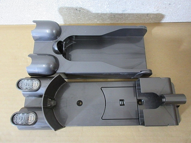 S6888 ジャンク まとめて dyson ダイソン コードレスクリーナー ヘッド ノズル 充電器 パーツ 対応機種不明 現状渡し_画像6