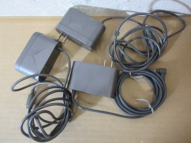 S6888 ジャンク まとめて dyson ダイソン コードレスクリーナー ヘッド ノズル 充電器 パーツ 対応機種不明 現状渡し_画像8