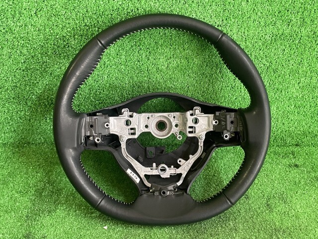 50606★H29年★DAA-NHP170G シエンタ HV★純正 レザーステアリングホイール★ステッチ白【45100-52610-C0】_画像1