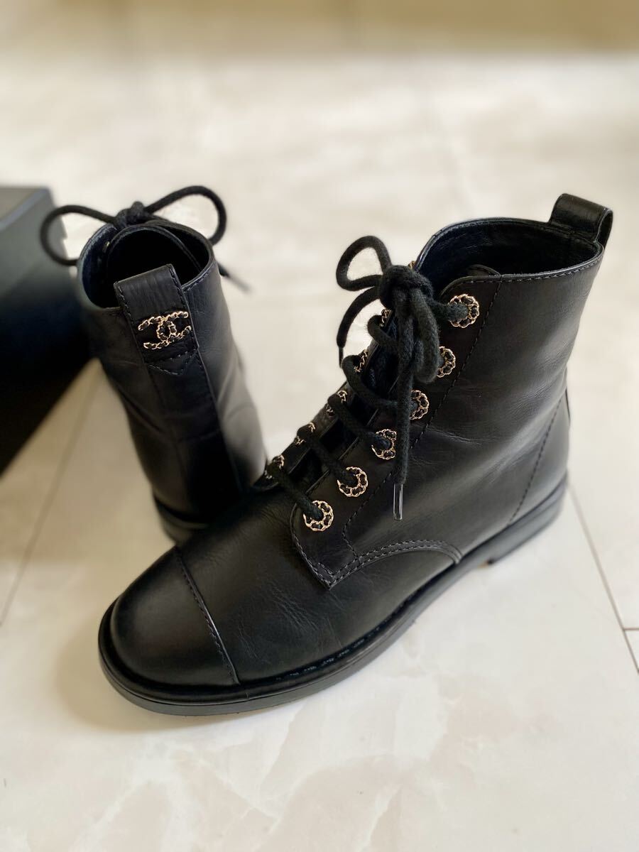 美品 シャネル チェーン ロゴ アンクル ショート ブーツ 37 24cm ブラック ゴールド 黒 箱付属 CHANEL_画像2
