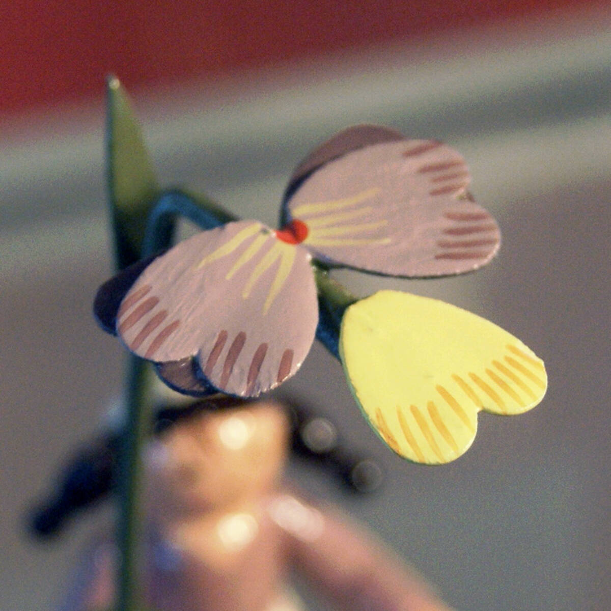 6403h-9【ドイツ KWO工房 木製ミニチュアフィギュア 花を持つ少女 花娘】ルドルフ エルツ地方 ザイフェン 伝統工芸品 民芸◎_画像4