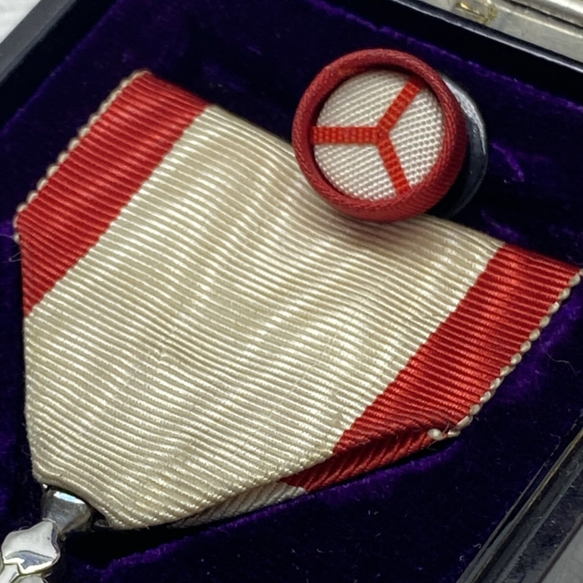 勲八等 白色桐葉章 勲章 略綬 旧日本軍 桐箱 美品 徽章 純銀製_画像3