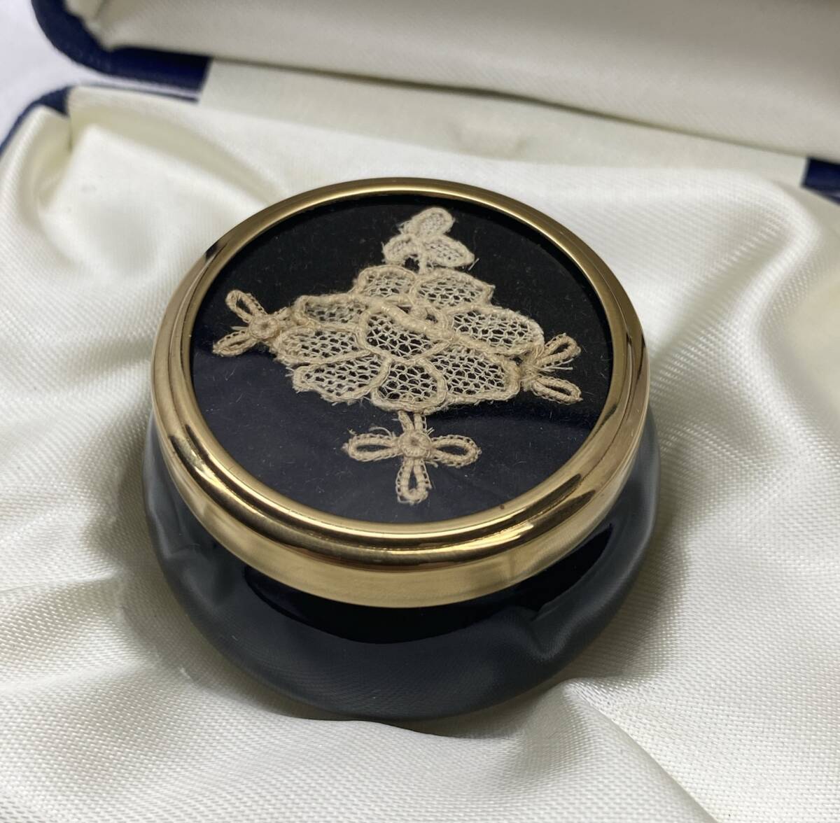 英国アンティーク Frame craft UK レース 刺繍 ピルケース 蓋付き ミニチュア 小物入れ 陶器製 アンティーク_画像2