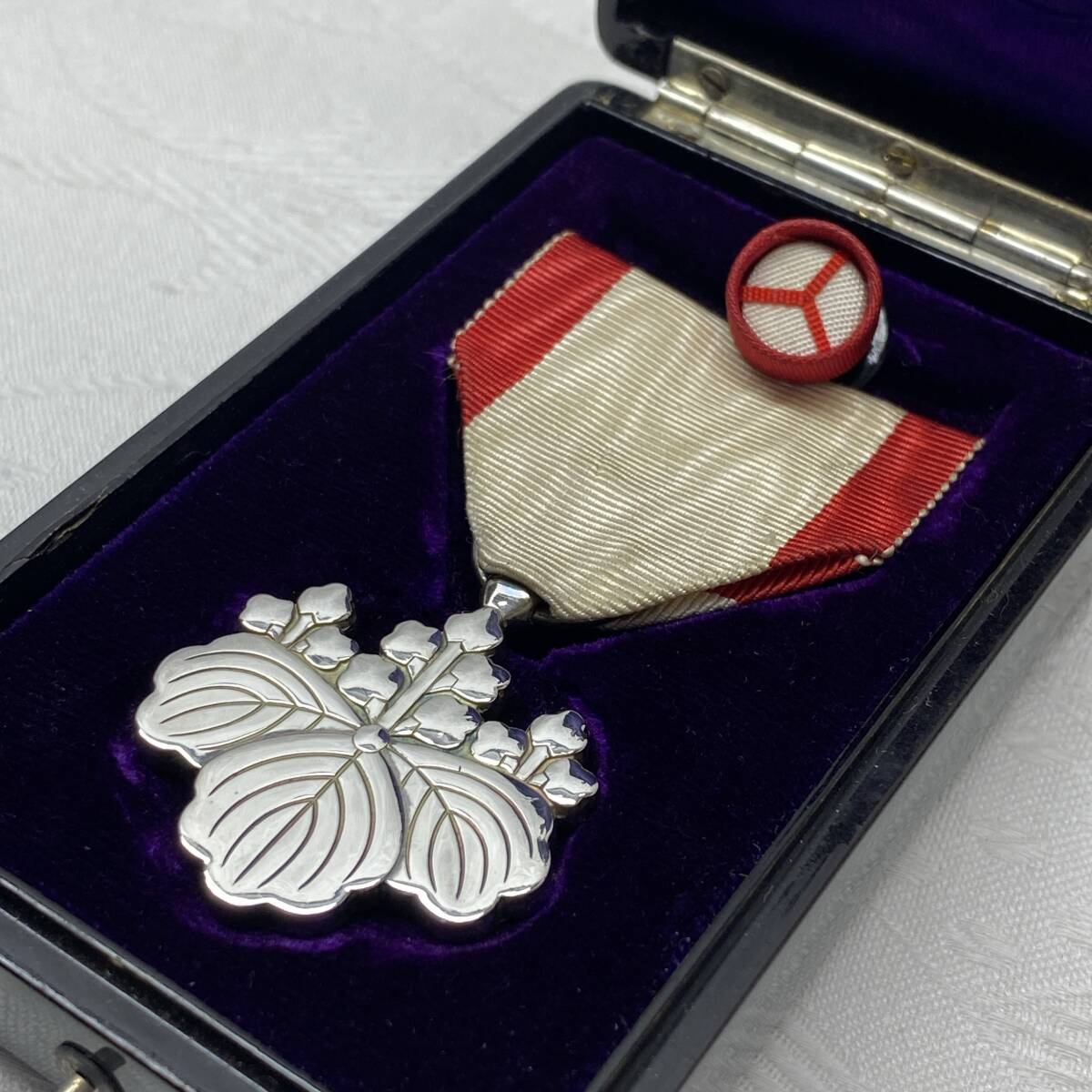 勲八等 白色桐葉章 勲章 略綬 旧日本軍 桐箱 美品 徽章 純銀製_画像1