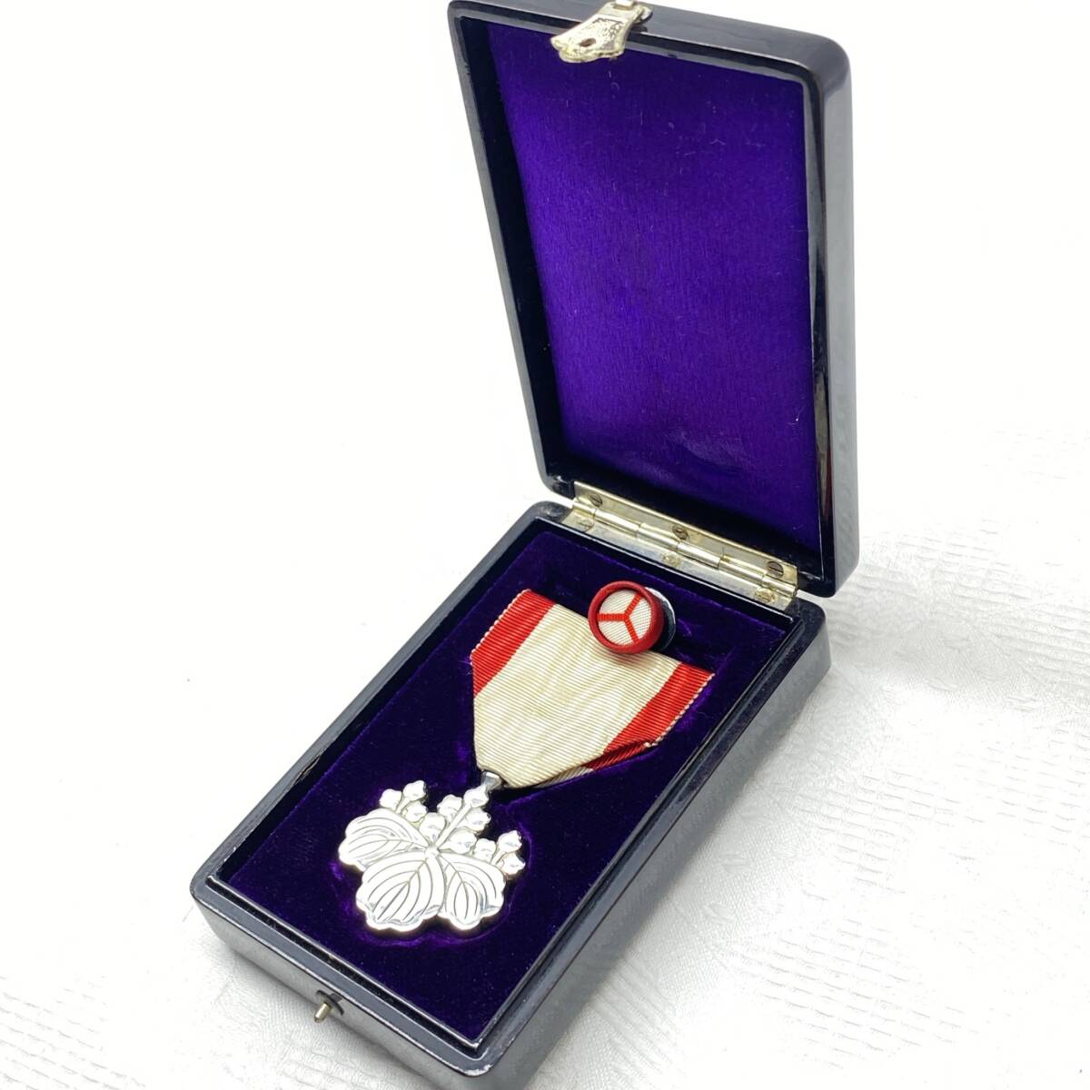 勲八等 白色桐葉章 勲章 略綬 旧日本軍 桐箱 美品 徽章 純銀製_画像2