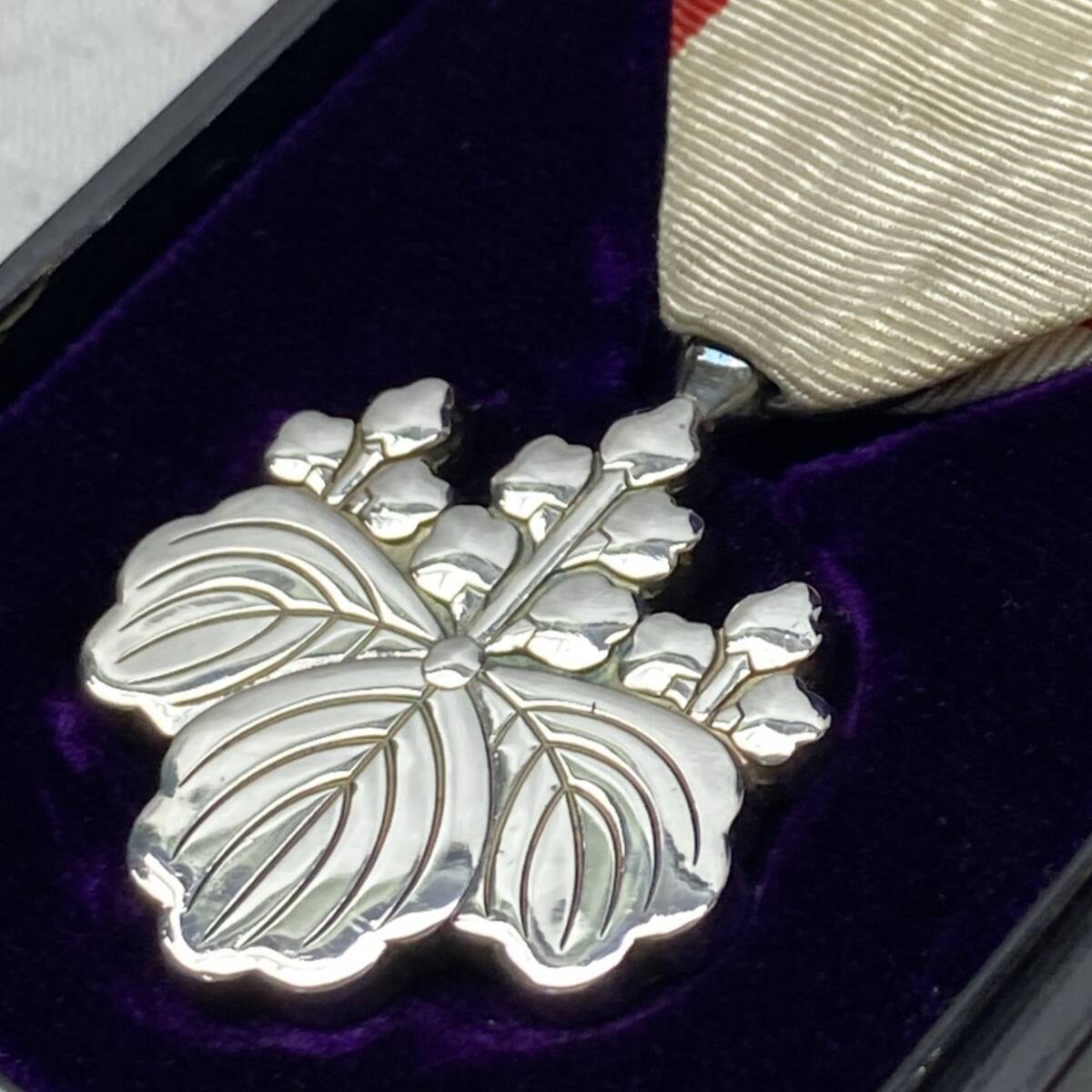 勲八等 白色桐葉章 勲章 略綬 旧日本軍 桐箱 美品 徽章 純銀製_画像4