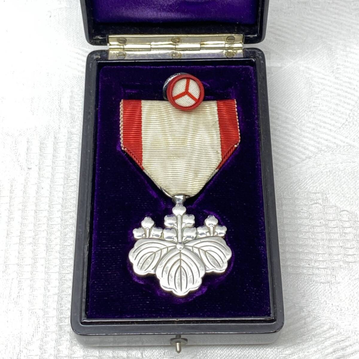 勲八等 白色桐葉章 勲章 略綬 旧日本軍 桐箱 美品 徽章 純銀製_画像6