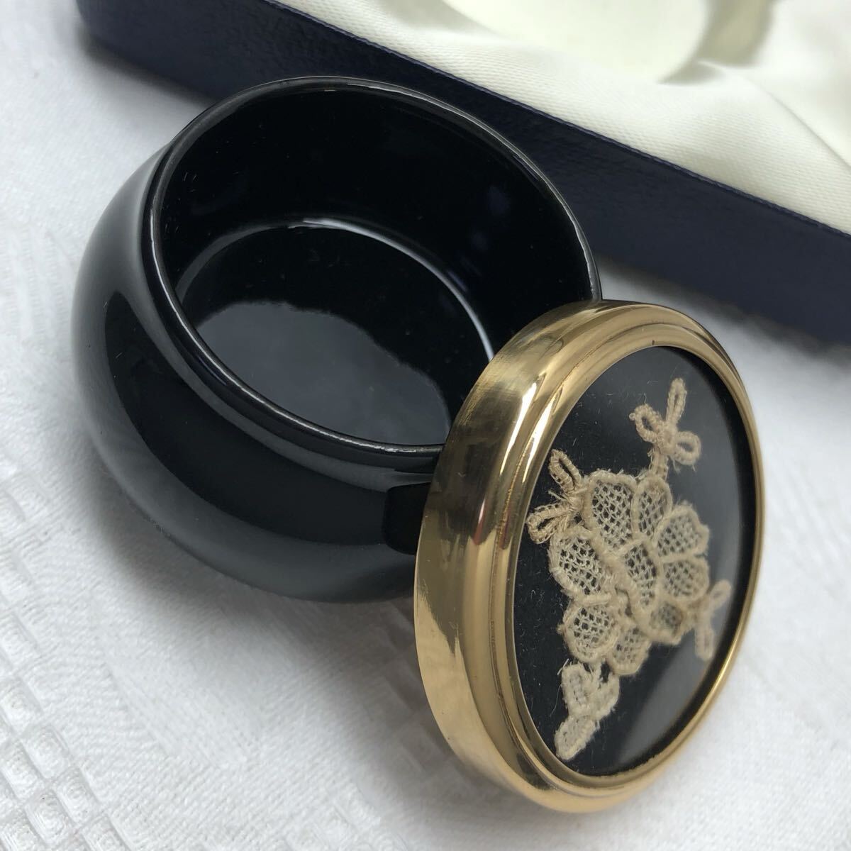 英国アンティーク Frame craft UK レース 刺繍 ピルケース 蓋付き ミニチュア 小物入れ 陶器製 アンティーク_画像7
