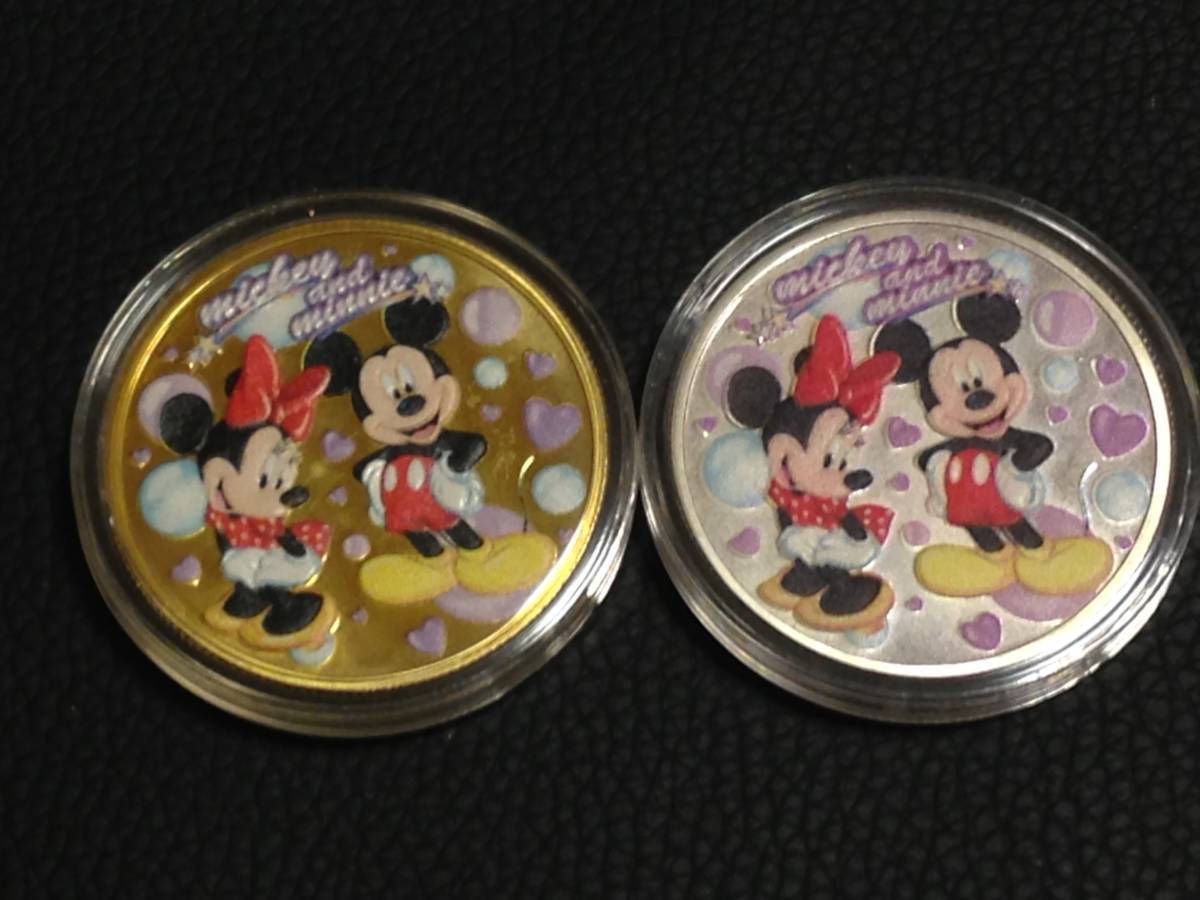 X71-31)海外丸形記念金貨、銀貨、カラーコイン、メダル*ミッキー＆ミニー*参考品2枚まとめ_画像1