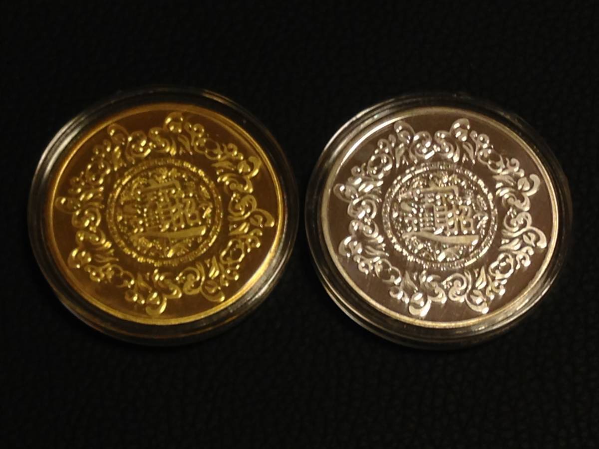 X71-31)海外丸形記念金貨、銀貨、カラーコイン、メダル*ミッキー＆ミニー*参考品2枚まとめ_画像4