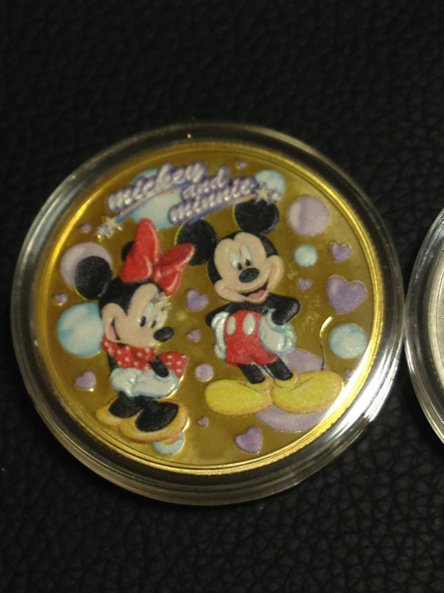X71-31)海外丸形記念金貨、銀貨、カラーコイン、メダル*ミッキー＆ミニー*参考品2枚まとめ_画像2