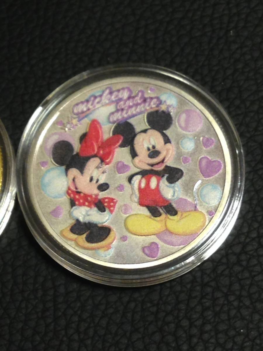 X71-31)海外丸形記念金貨、銀貨、カラーコイン、メダル*ミッキー＆ミニー*参考品2枚まとめ_画像3