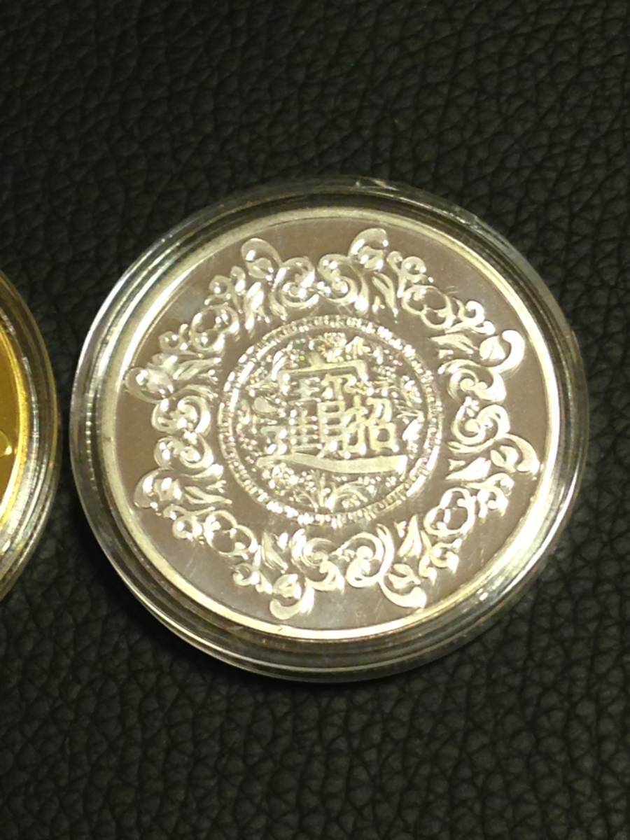 X71-31)海外丸形記念金貨、銀貨、カラーコイン、メダル*ミッキー＆ミニー*参考品2枚まとめ_画像6