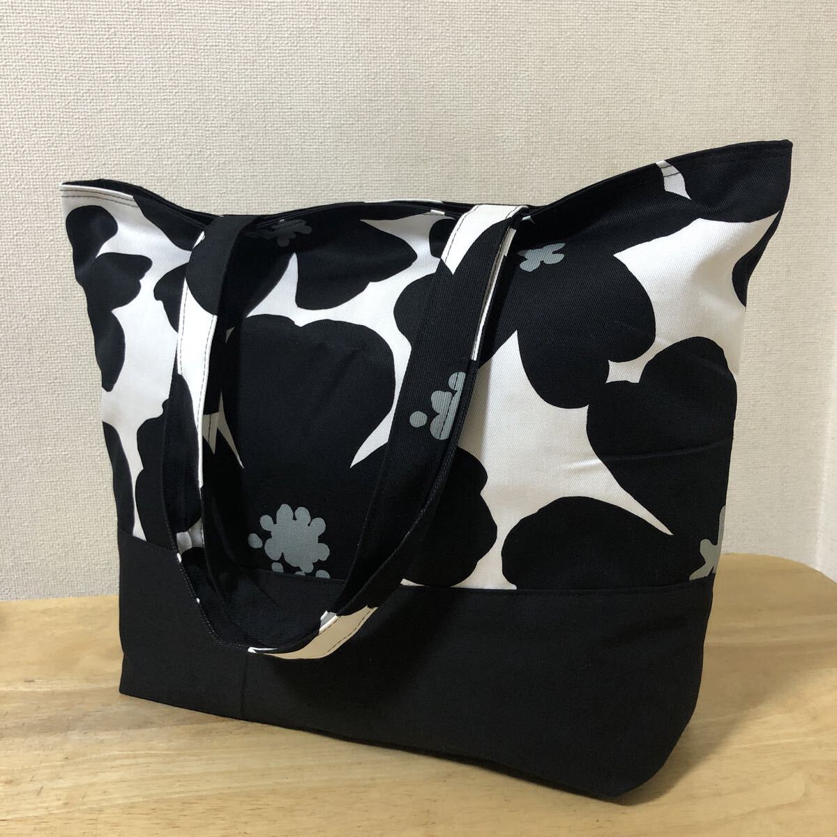 handmade 黒系花柄＊大きめ肩掛けトートバック