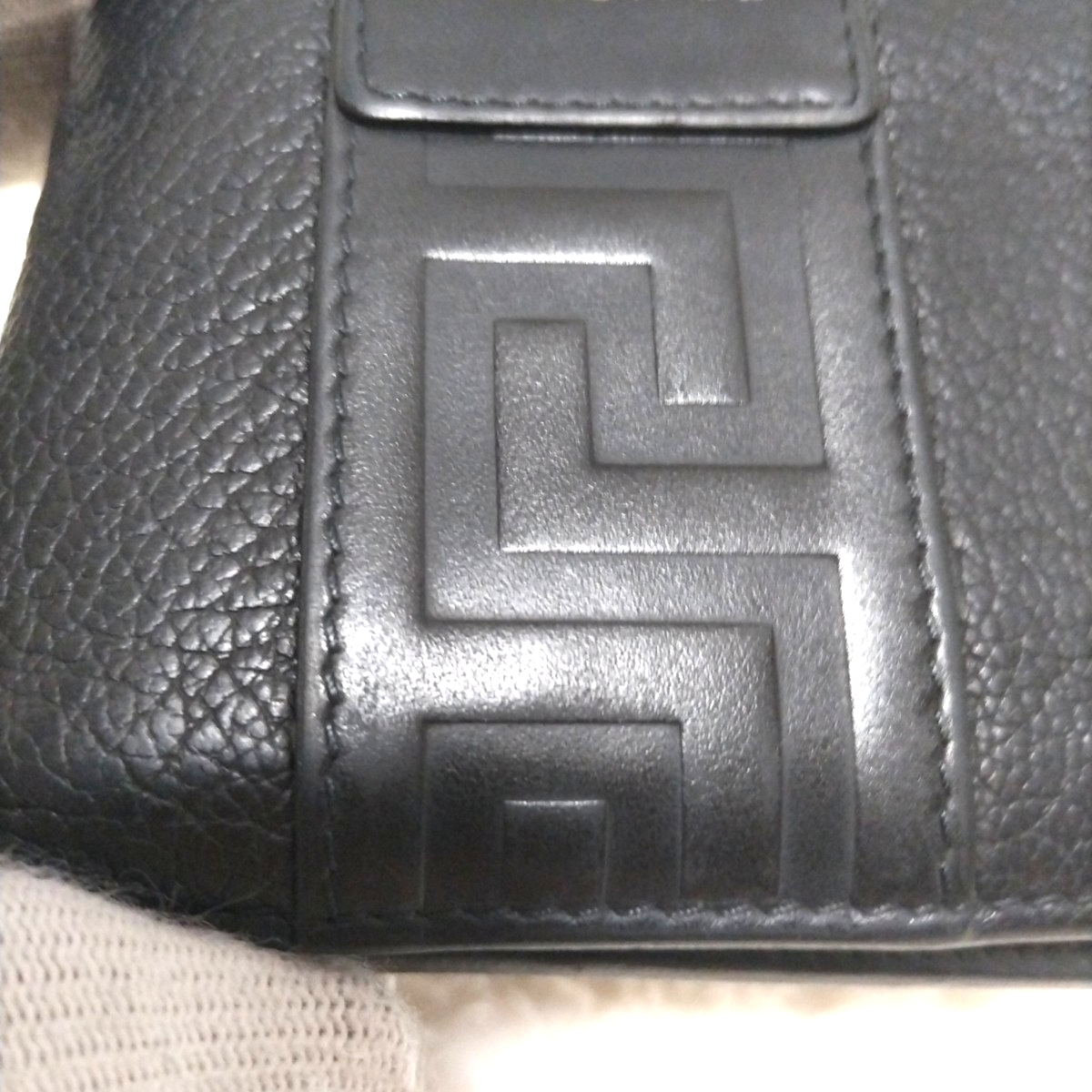 VERSACE ヴェルサーチ グレカ デカロゴ ロゴ刻印 シボ革 レザー 二つ折り財布 コンパクトウォレット イタリア製 ブラック 黒_画像9