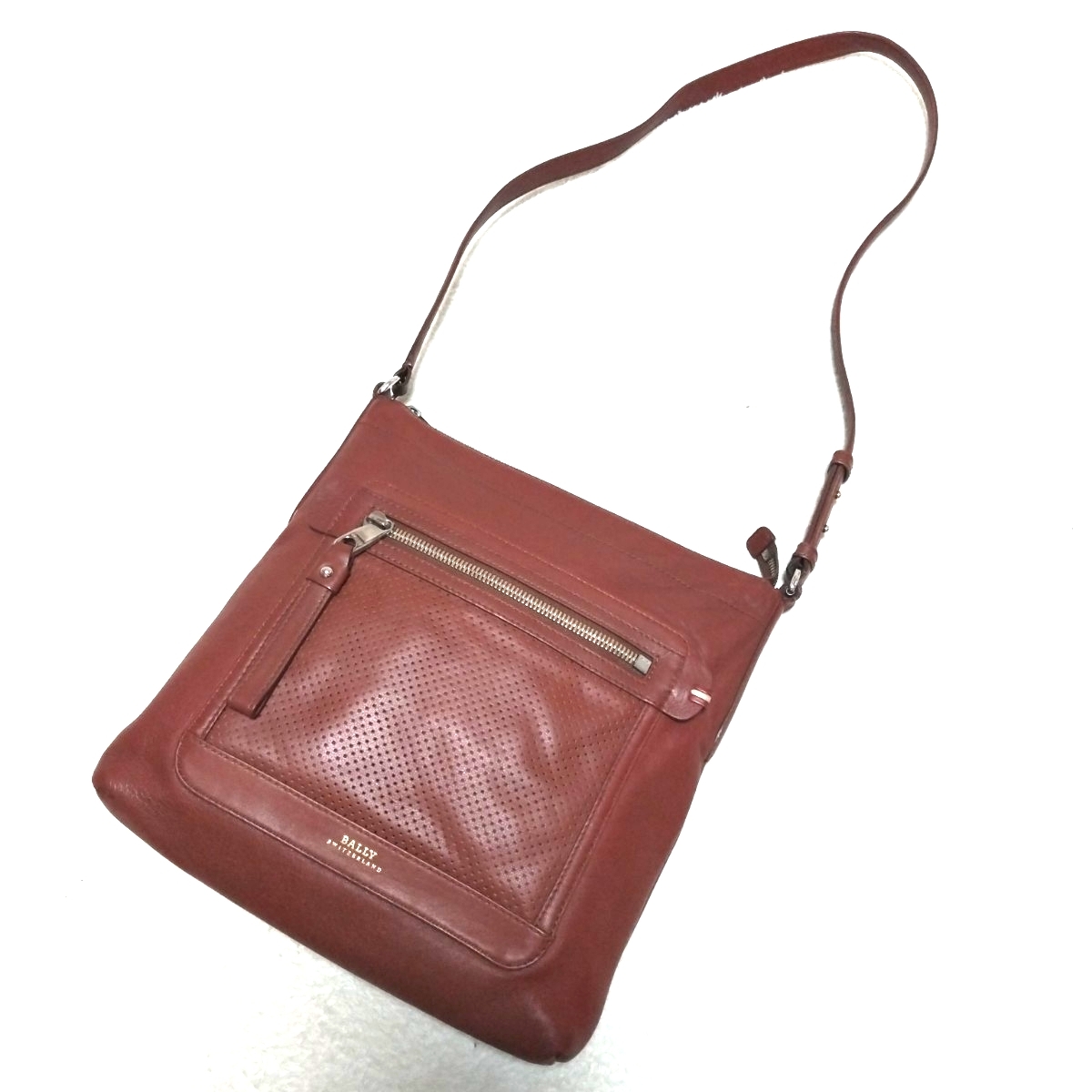 【美品】BALLY バリー Umas-sm GWLG ストライプ 本革 レザー パンチングレザー ゴールドロゴ刻印 斜め掛け ショルダーバッグ ブラウン _画像2