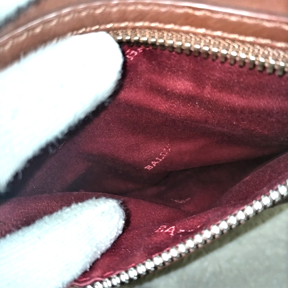 【美品】BALLY バリー Umas-sm GWLG ストライプ 本革 レザー パンチングレザー ゴールドロゴ刻印 斜め掛け ショルダーバッグ ブラウン _画像4