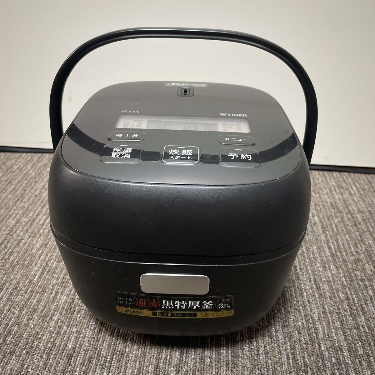 TIGER タイガー マイコンジャー炊飯器 JBS-A055 マットブラック　 3合炊き　ふっくらおいしい遠赤黒特厚釜　　2023年製　電源コードなし　_画像1