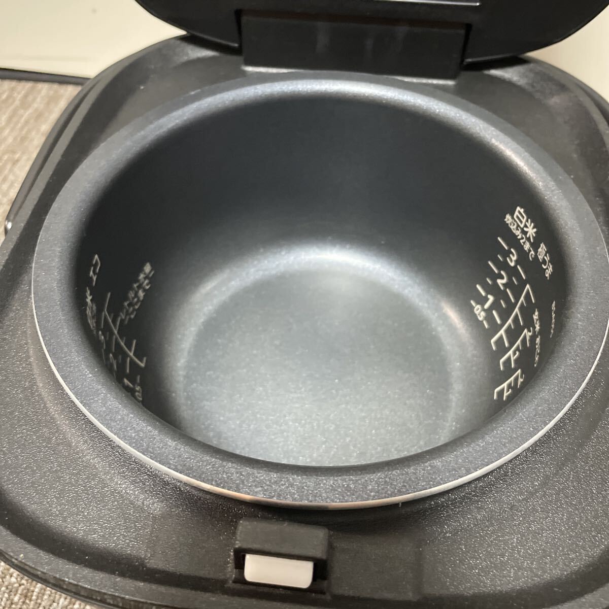 TIGER タイガー マイコンジャー炊飯器 JBS-A055 マットブラック　 3合炊き　ふっくらおいしい遠赤黒特厚釜　　2023年製　電源コードなし　_画像4