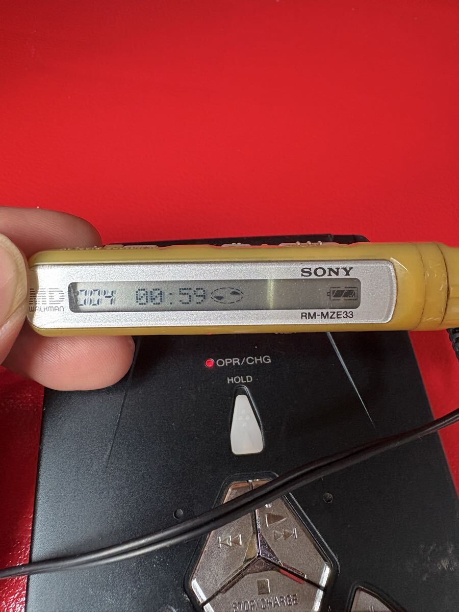 SONY/ソニー MDウォークマン 本体 MZ-E33 再生OK／リモコン RM-MZE33 色焼け有 単3電池可能 ジャンク扱いの画像1