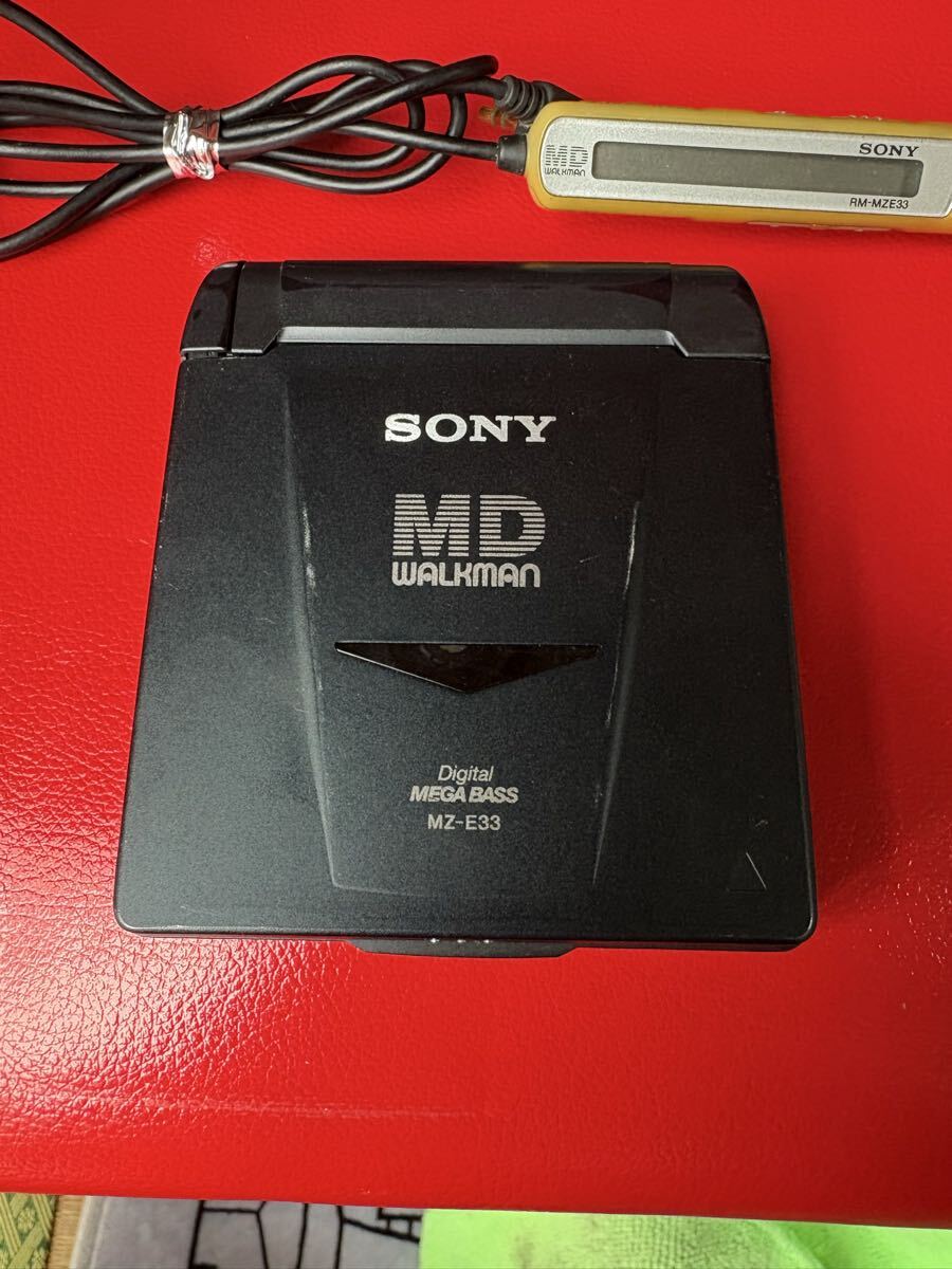 SONY/ソニー MDウォークマン 本体 MZ-E33 再生OK／リモコン RM-MZE33 色焼け有 単3電池可能 ジャンク扱いの画像3