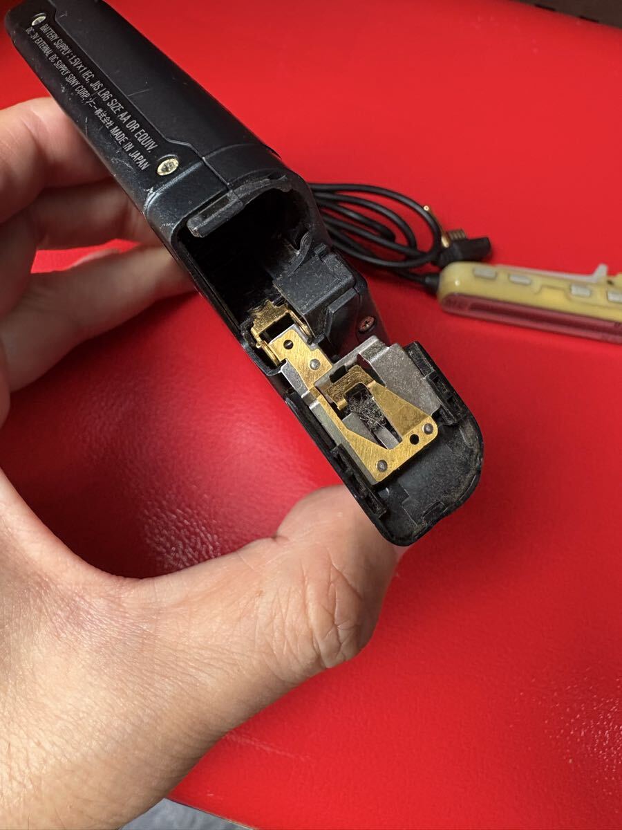 SONY/ソニー MDウォークマン 本体 MZ-E33 再生OK／リモコン RM-MZE33 色焼け有 単3電池可能 ジャンク扱いの画像5