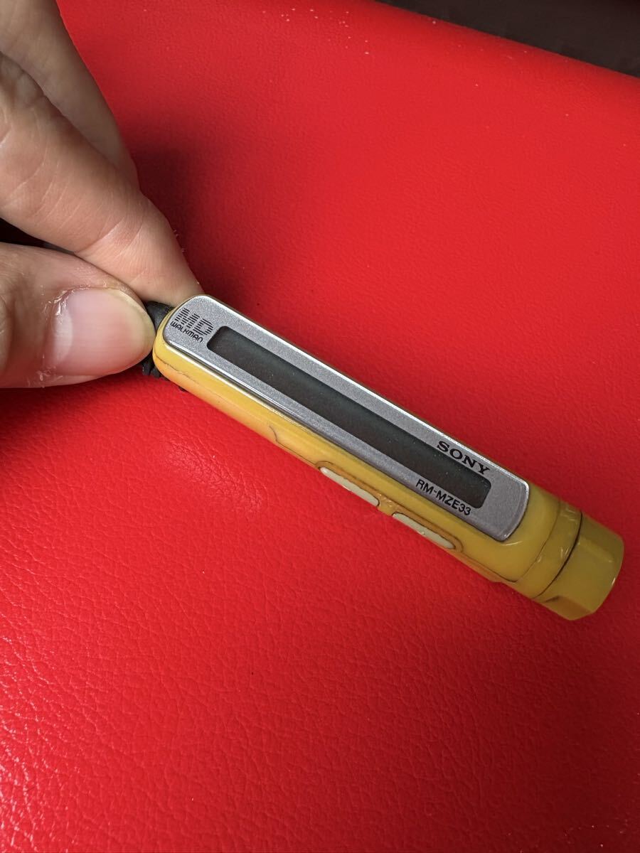 SONY/ソニー MDウォークマン 本体 MZ-E33 再生OK／リモコン RM-MZE33 色焼け有 単3電池可能 ジャンク扱いの画像6