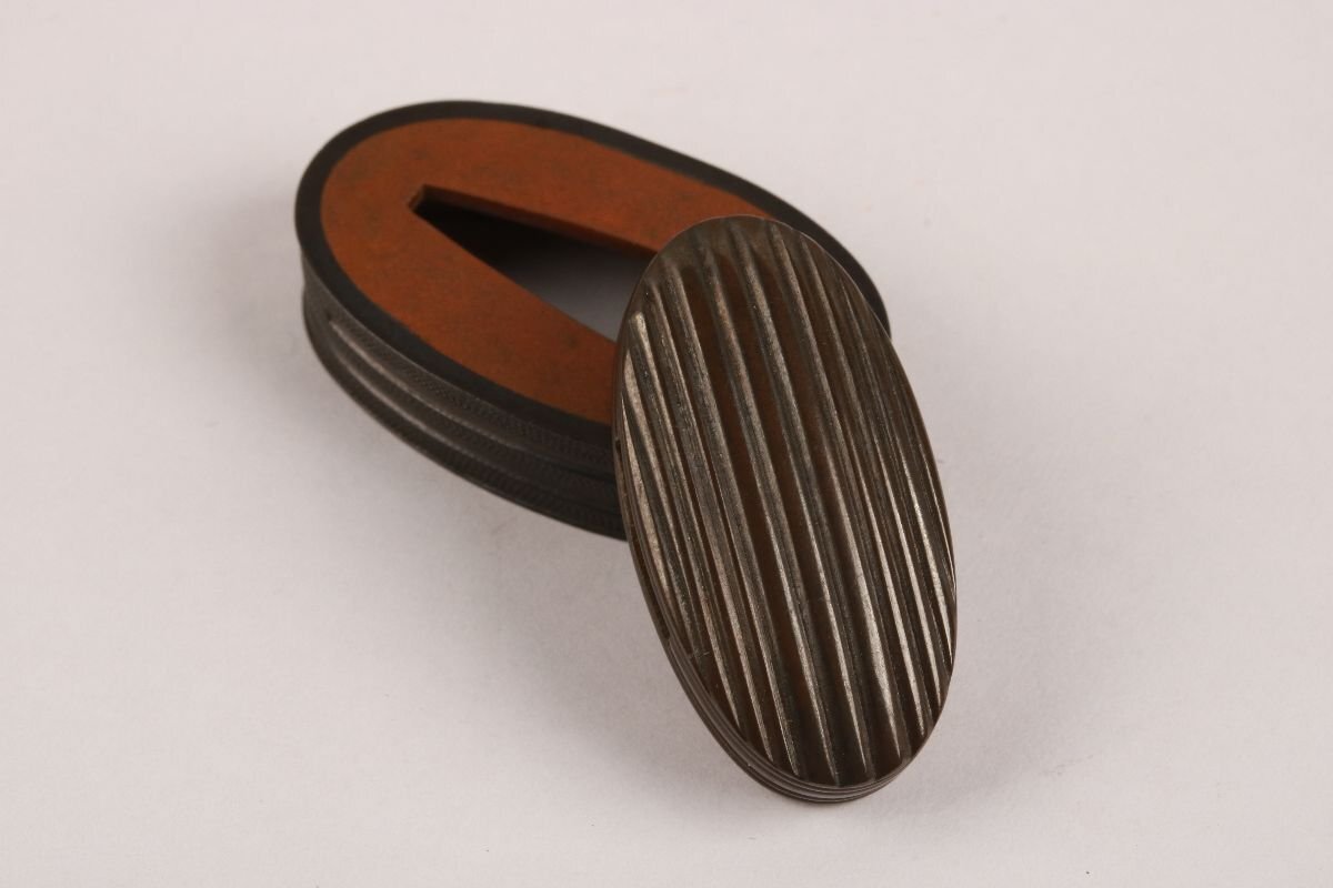 [.. магазин .] меч . изобразительное искусство / Edo период / нет ./ медь земля час дождь .. голова /K-1473( поиск ) гарда меча /./ японский меч / меч принадлежности /. голова / глаз ./ доспехи / меч ./.