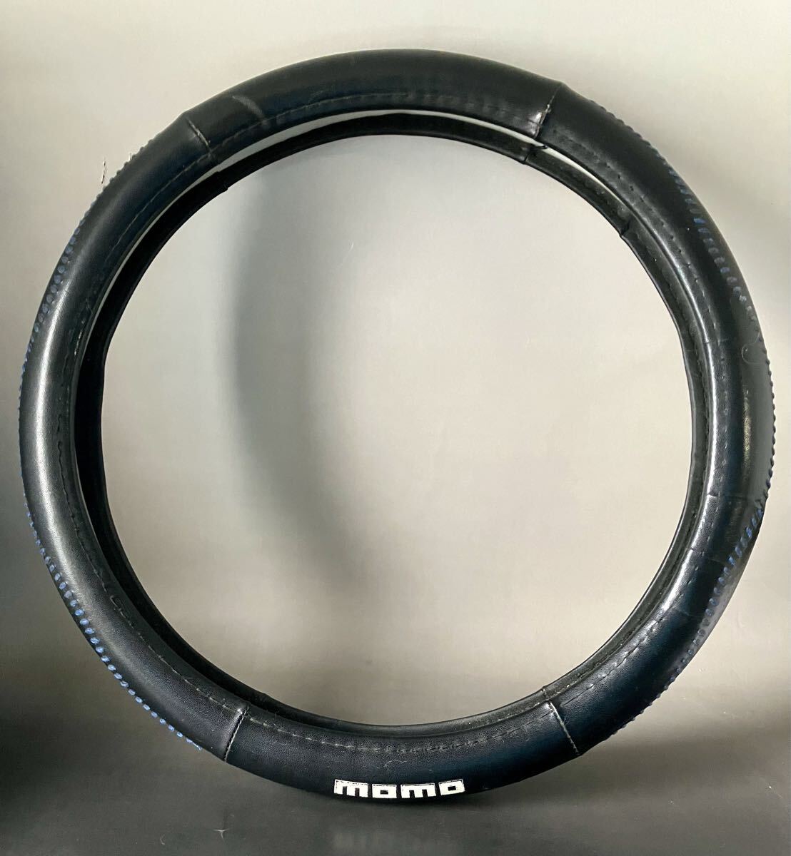 ★【used】ハンドルカバー MOMO 黒 ステアリングカバー 中古_画像1