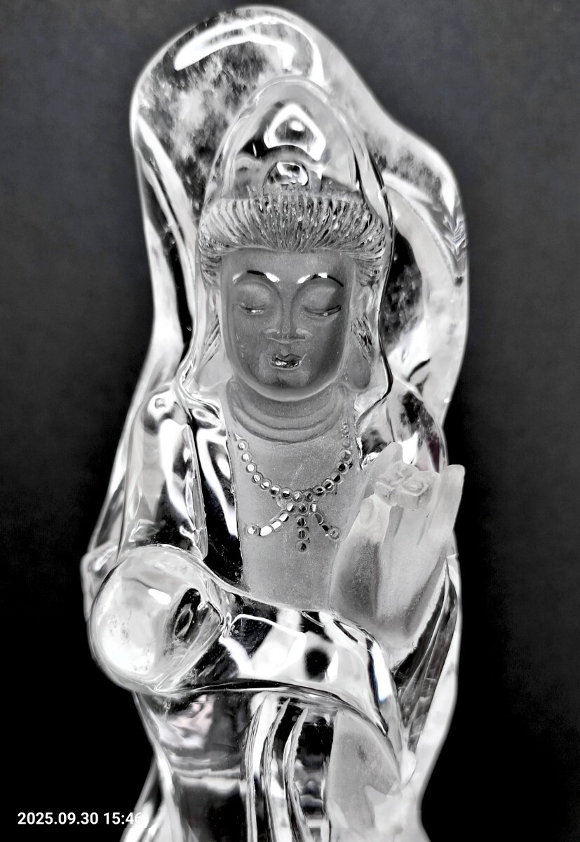最高品質 天然水晶 観音菩薩像 手彫り 虹入り 高さ24cm 木製台座付 一点物 最高品質 天然水晶 観音菩薩像 水晶彫物 高さ24cm 880g 木製台座