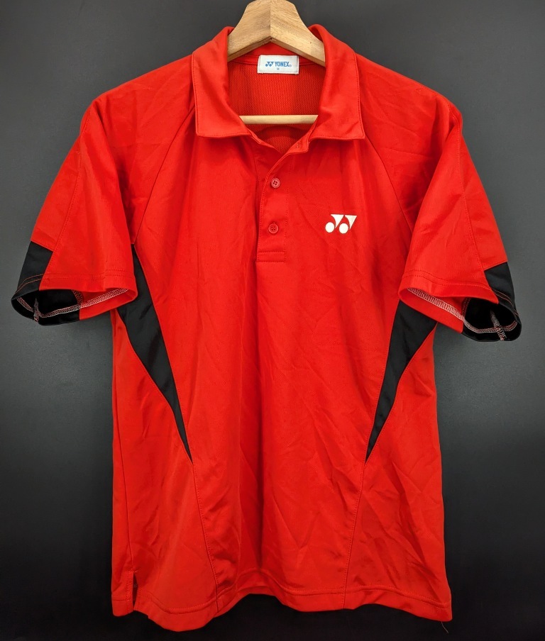 4348C 送料185円♪ YONEX ヨネックス メンズ テニス バドミントン 赤x黒 速乾生地 半袖 ポロシャツ Mサイズ_画像1