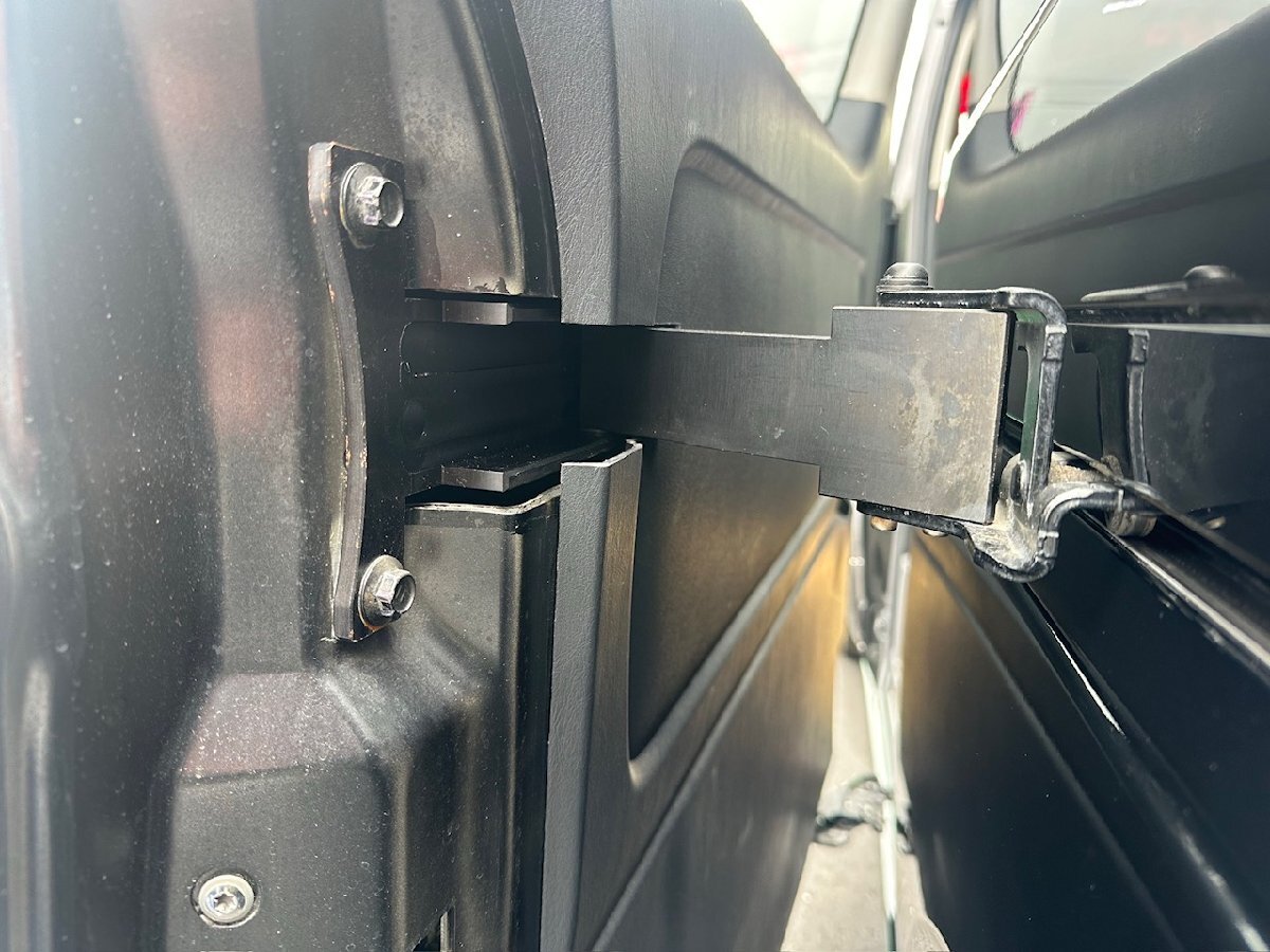 ハイエース　スライドドアワイドロングヒンジ（助手席側） 　BEECAS ビーキャス　K-BREAK kbreak ケイブレイク ケーブレ Kブレ Kブレイク_画像1