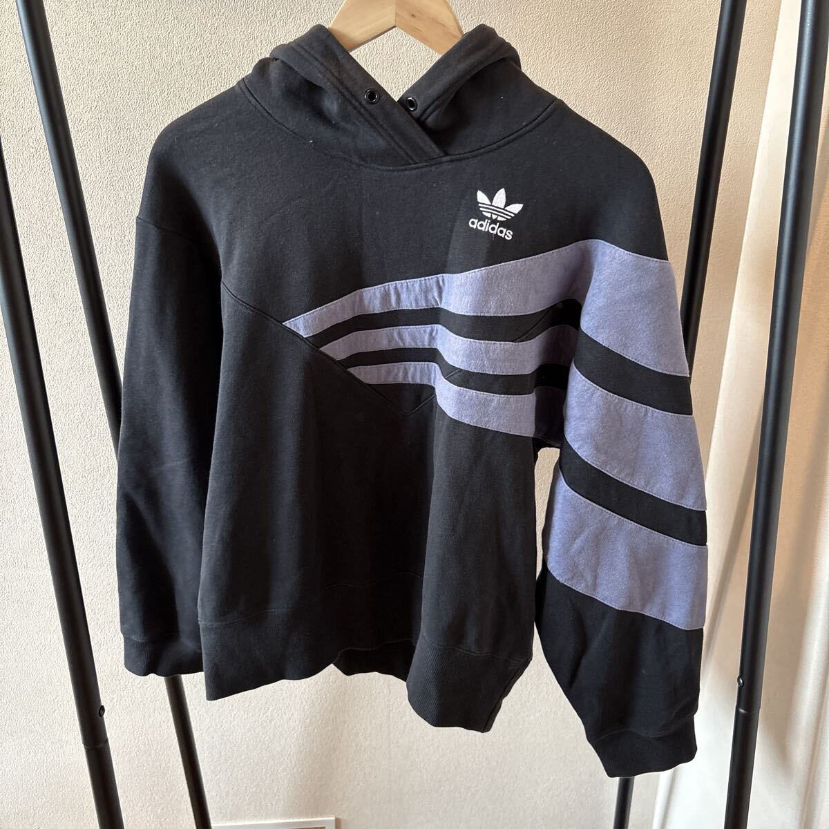 アディダス adidas パーカー 黒 古着 スウェット_画像1