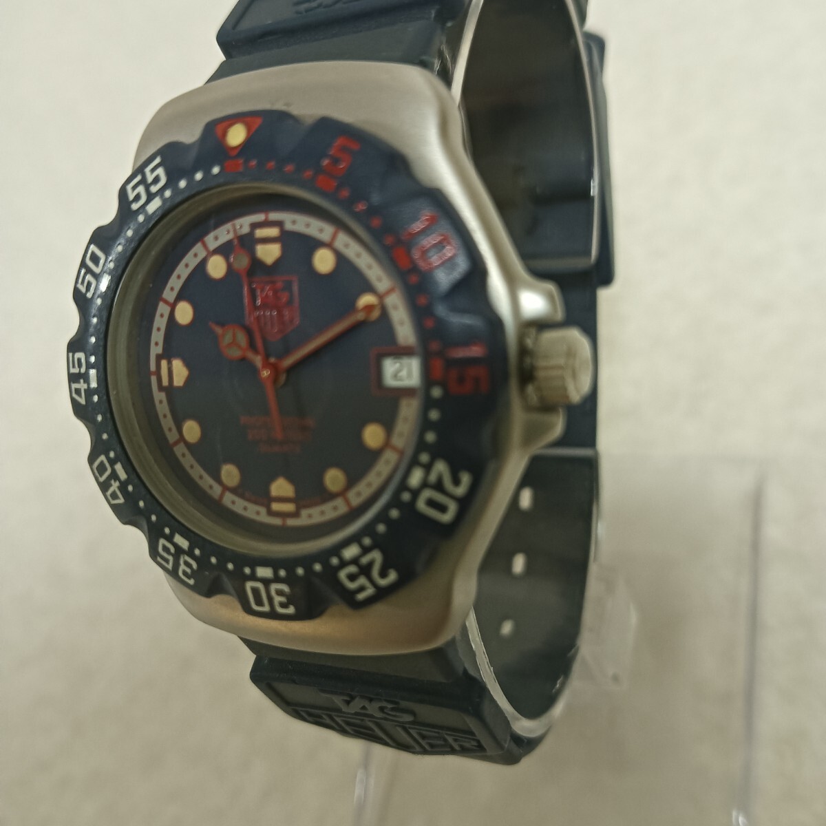 R【TAGHEUER】タグホイヤー  腕時計  WA1210  クォーツ 稼働なし ウレタンベルト ユニセックス スイス 電池切れ ネイビー×赤の画像2
