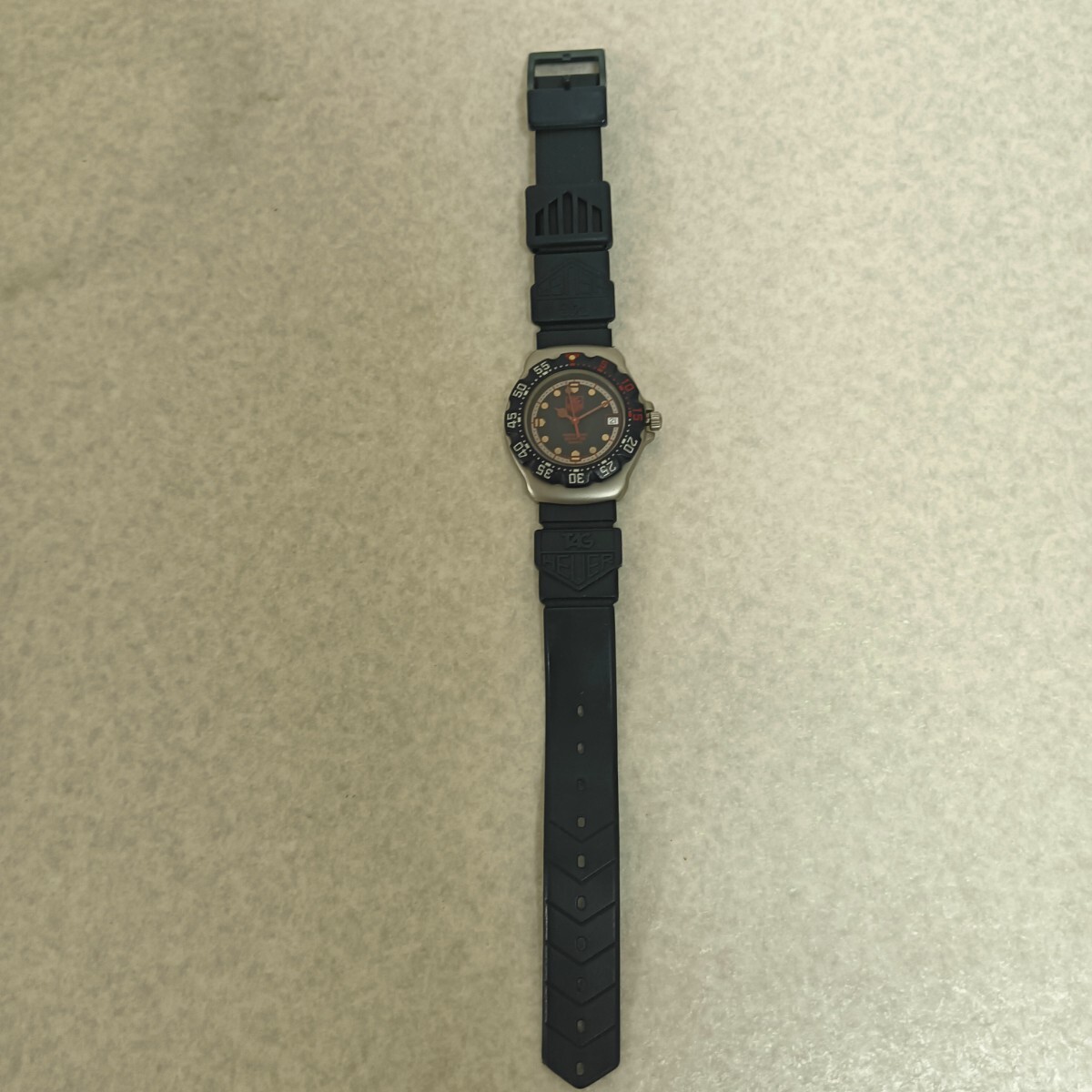 R【TAGHEUER】タグホイヤー  腕時計  WA1210  クォーツ 稼働なし ウレタンベルト ユニセックス スイス 電池切れ ネイビー×赤の画像5