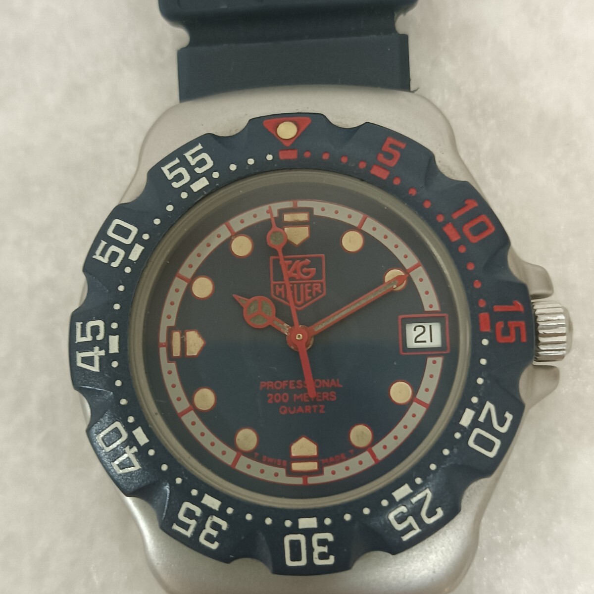 R【TAGHEUER】タグホイヤー  腕時計  WA1210  クォーツ 稼働なし ウレタンベルト ユニセックス スイス 電池切れ ネイビー×赤の画像6